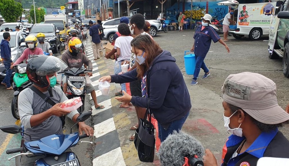 Sahabat Rico Sia Bagikan 600 Paket Takjil di Manokwari